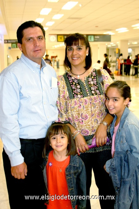 12092008
José Luis Salazar, Patricia Lara de Salazar y sus pequeñas Emilia y Ana Luisa