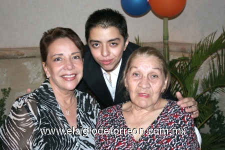 13092008
Cutberto Frías Sarraf acompañado de sus abuelitas María Cristina Muñoz Salazar y Gloria Gómez de Frías, el día de su cumpleaños