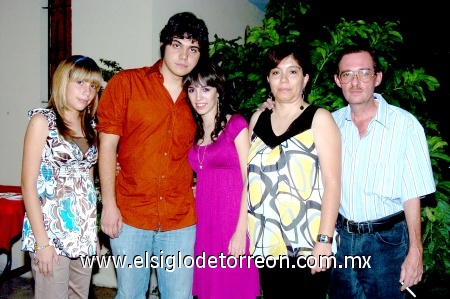 13092008
La festejada con sus padres Eduardo y Julieta de Echávarri, hermana Ana Sofía y su novio Óscar de Alba