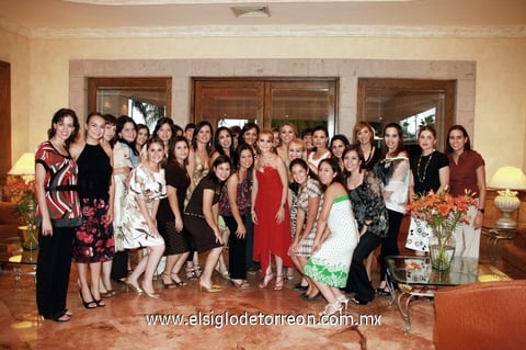 Ofrecen despedida
La futura contrayente junto a sus amigas y familiares.
