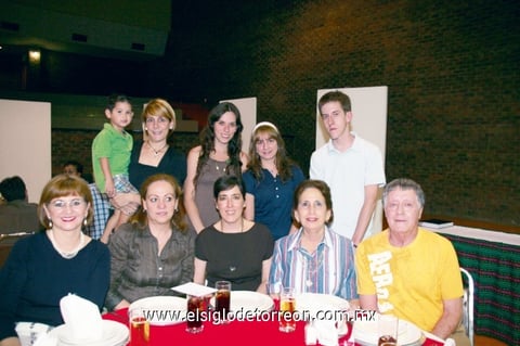 Paty Secunza, Cecilio Secunza, Karin Schott, Ariel Madero, Karin de Madero, Minerva Fávila, Elba Robles, Romy Schott, Alejandra Schott y Otto Schott.