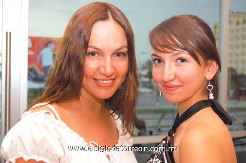Isela Gonález e hija.