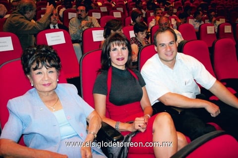 Socorrito Lee de Ramírez, Ileana Ramírez y Leovardo Velarde.