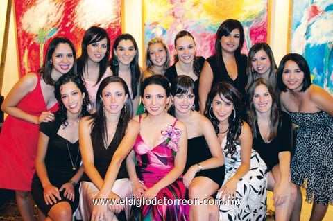 Se casará pronto
Liliana Suárez Suárez rodeada de sus amigas durante el festejo de despedida en su honor.
