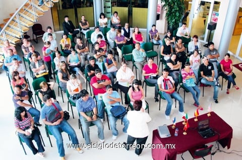 El público asistente a la conferencia se mostró muy atento y participativo.