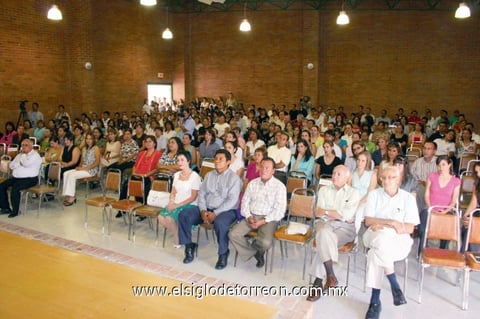Posterior a la misa los asistentes se dieron cita en el auditorio del propio instituto.