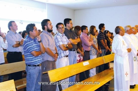 Comunidad educativa y padres de familia durante la celebración de acción de gracias.