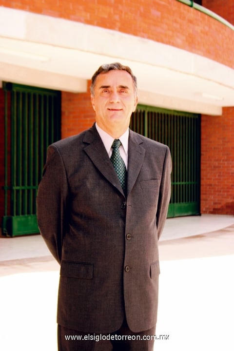 Estrena Pereyra Rector 
P. Felipe Espinosa Torres, nuevo Rector de la Escuela Carlos Pereyra.
