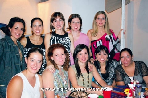 Lilia Sánchez Mortera acompañada de sus mejores amigas.