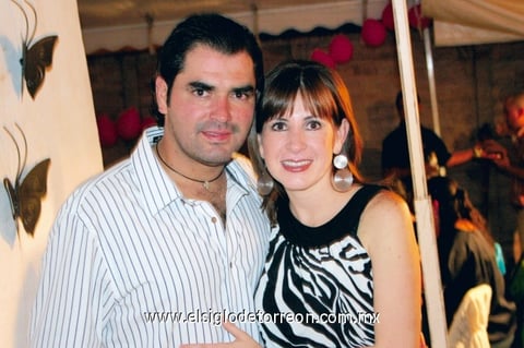 Festeja entre amigos
Lilia y Héctor Mortera.