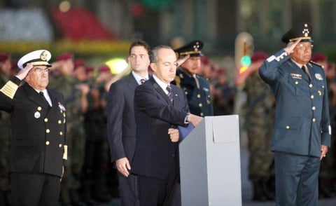 Calderón Hinojosa fue recibido con honores y después se entonó el llamado toque de silencio para concluir con el Himno Nacional.