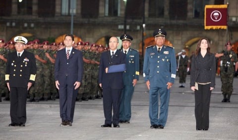 El mandatario estuvo acompañado por los secretarios de Defensa, Guillermo Galván; Marina, Francisco Saynez; Gobernación, Juan Camilo Mouriño, la jefa de la oficina de la Presidencia de la República, Patricia Flores y la titular de Protección Civil, Laura Gurza.