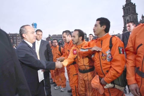 Al término del evento, el presidente Calderón abandonó a pie la Plaza de la Constitución y en el trayecto charló brevemente con algunos integrantes de uno de los grupos, denominados Topos, dedicados al rescate de víctimas en fenómenos naturales.