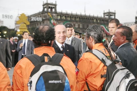 A la cereminia asistieron unos 30 elementos del grupo de rescate Los Topos y de Bomberos, a quienes Calderón saludó personalmente y expuso la importancia de seguir trabajando unidos para evitar que se repita un atentado como el del 15 de septiembre en Morelia, Michoacán.
