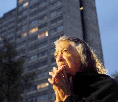 Cientos de deudos acudieron tempranamente para elevar sus oraciones por sus familiares muertos.