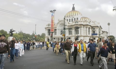 Cientos de trabajadores de edificios ubicados en el primer cuadro de la Ciudad de México desalojaron los inmuebles como parte del Macrosimulacro 2008 que se llevó a cabo en el día de Protección Civil, a 23 años del terremoto que devastó diversos puntos de la geografía del Distrito Federal.