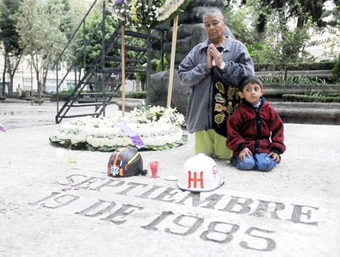Cientos de personas recordaron en  la Plaza de la Solidaridad de la Ciudad de México, a las víctimas del colapso de varios edificios en este sitio debido al terremoto que afectó a México en 1985.