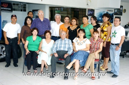 14092008
Don Amauri Pérez Medina festejó 85 años de edad acompañado de Arturo, Sergio, Enrique, Manuel, Magdalena, Beatriz, Claudia, Lily, Sandra, Tomy, Sofía, Sonia, Guadalupe y Verónica