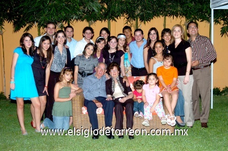 14092008
Doña Carmelita en la compañía de su esposo, nietos y bisnietos