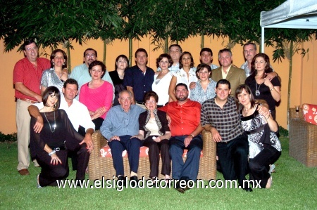 14092008
Sra. Carmelita de Lugo en su cumpleaños junto a su esposo don Alfredo y sus hijos Mela, José, Chela, Raúl, Tere, Gerardo, Alfredo, Paty, Gaby, Mario, Chuy, Leonor, Raúl, Yolanda, Daniel, Lupita, Carlos, Lita y el Pbro. José