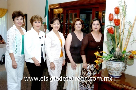 14092008
Soraya de Serhan, Lucy Calvillo, Cristy Morales, Elisa Morales y Angelita de García, socias del Club de Jardinería Geranio.