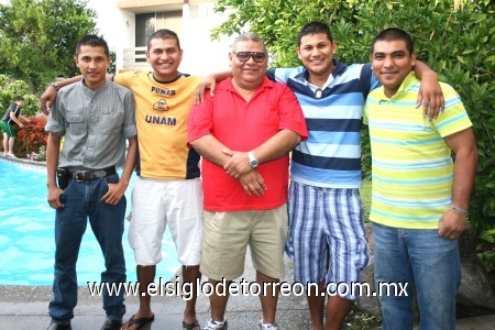 14092008
José Luis Vázquez Martínez acudió a la fiesta de su nietecita Brisa Charbel acompañado de sus hijos Víctor Alfonso, Luis Javier, José Luis y Mario Adolfo Vázquez Saenzpardo