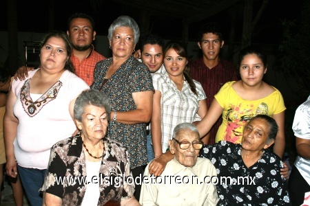15092008
Felipe Mejía Chávez fue festejado al cumplir cien años de edad, acompañado de su esposa Francisca Flores de Mejía, hijos, sobrinos y nietos.