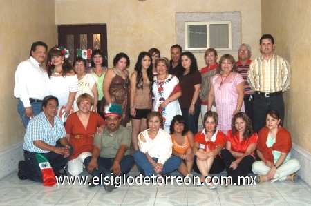 16092008
Hilda, Yola, Paty, Paty M., Coco, Caty, Laurita, Ivonne, Luly, Mariana, Gloria, Karen, Angio, Marú, Ricardo, Gerardo, Nacho, Kike, Alejandro, Jéssica y Chuy.