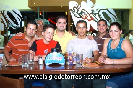 16092008
Alonso Salazar, Geraldine Rimada, Héctor y David Salazar, Hugo Lozano, Miguel Sepúlveda y José Salazar.