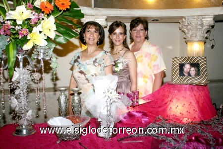 16092008
Valeria Alejandra junto a las anfitrionas de su despedida; su futura suegra Oliva Martínez de Martín y su mamá Alejandra Ramírez de Gómez