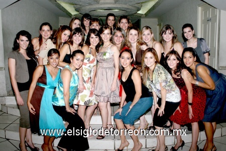 16092008
Valeria Gómez acompañada por amigas y familiares en su fiesta prenupcial