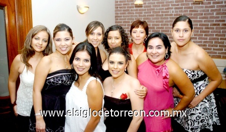 17092008
Daniela en compañía de un grupo de amigas asistentes a su despedida de soltera.