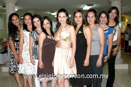 19092008
Georgy junto a familiares y amigas asistentes a su despedida de soltera.