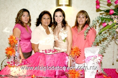 19092008
La festejada con las anfitrionas; Sra. Lucía Reyes, Ana y Maru Ávila