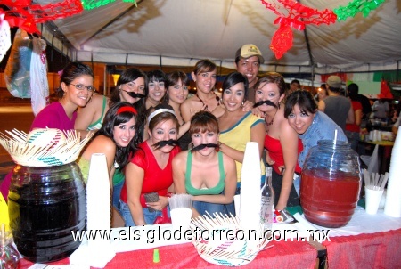 18092008
Diana Salazar, Pamela Huerta, Claudia Gómez, Karen Villa, Diana Martínez, Alba Luna, Lorena Robles, Lourdes Silva, Laura Chávez, Viridiana Alonso y Manuel.