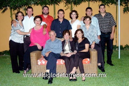 19092008
Carmelita de Lugo acompañada de don Alfredo y de sus hijos Chela, Tere, Carlos, Lourdes, Alfredo, Gaby, Chuy, Raúl, Lupita y Pbro. José Lugo González