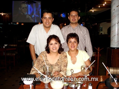 18092008
Guillermo García, Mario Marín y Rosario Ochoa se reunieron en un restaurante para festejar el cumpleaños de Estela Ochoa.