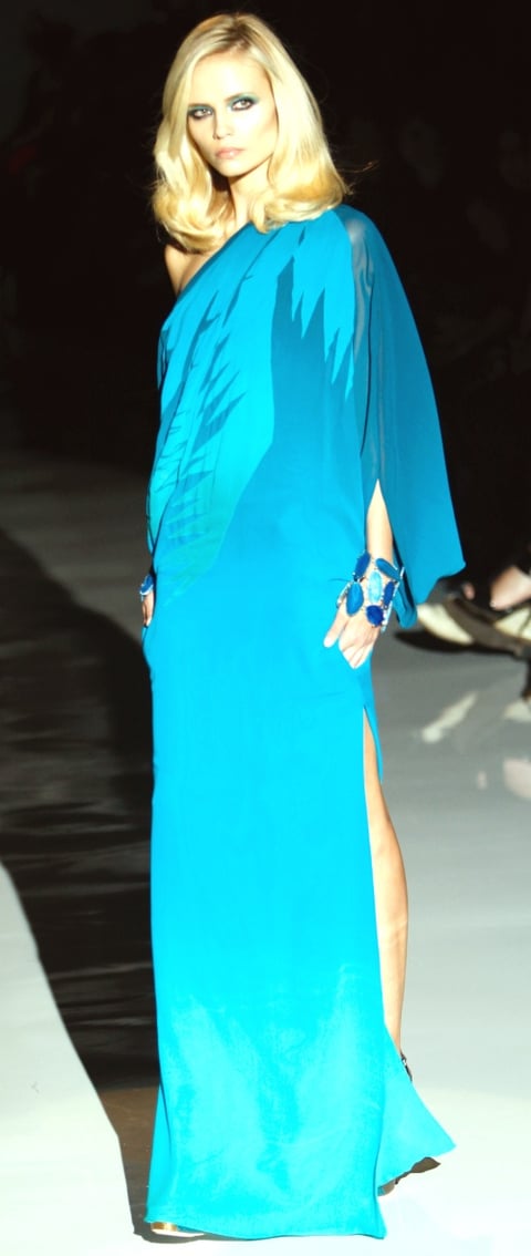 La mujer Gucci viste con pequeñas túnicas de chifón y jerséis de seda que se alternan con trajes chaqueta de colores llamativos, como el azul pitufo, combinado con colores fuertes como el rojo.