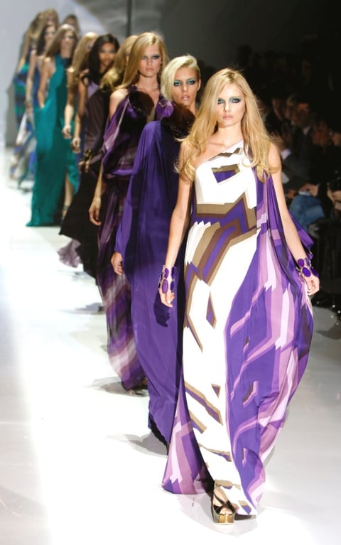 Roberto Cavalli desvela el cuerpo de la mujer con sus transparencias mientras Gucci apuesta por mostrar su fuerza y espíritu aventurero.