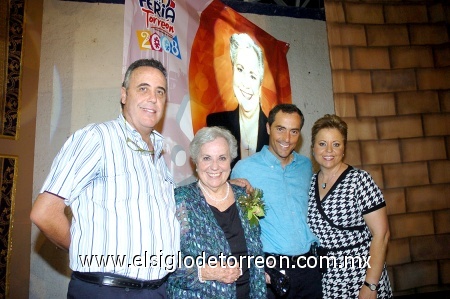 15092008
La señora Delia asistió acompañada de sus hijos Santiago, Alejandro y Loly