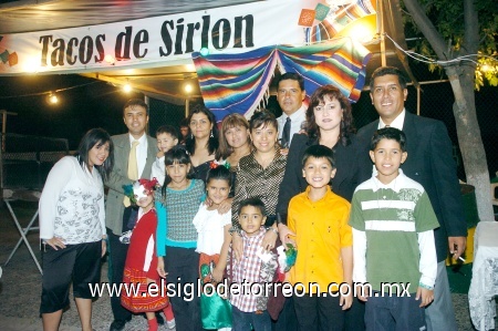 21092008
Mariana, Antonio, Luis, Fredy, Ángel, Evelyn, Lidia, Rocío Galaviz, Rocío Cornejo, Paty Sáenz, Óscar, Raquel, Luisito, Paty Fierro y Jesús, disfrutaron del “Grito” en el Club San Isidro.