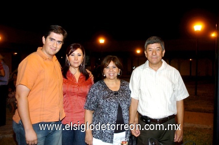 21092008
Luis Aguiñaga, Elizabeth Corona, Elizabeth de Corona y Jesús Corona.