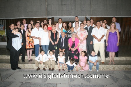 21092008
Sr. Jesús Robles Inungaray y Sra. Hortensia Mayagoitia de Robles, festejaron con una misa de acción de gracias su 60 aniversario matrimonial