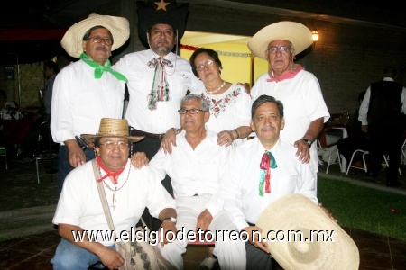 23092008
Don Porfirio celebró su cumpleaños muy a la mexicana y acompañado de Manuel, José Encarnación, María Nieves, Roberto, Héctor y Luis.