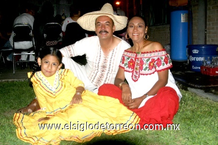 23092008
María Jose Rangel, Pedro Rangel y Lety de Rangel.