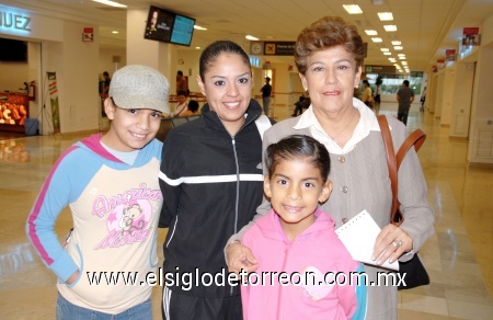 22092008
Cristina Escobar y Concepción de Escobar viajaron a Vancouver, Canadá, y fueron despedidas por Sofía y Alejandra Saldaña.