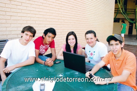 Alfonso Lozano, Chuy Jiménez, Lili Santelices, Ivonne León y Carlos Valdés.