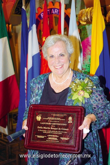 Reconocen su dedicación
Doña Delia Martín de Gómez.