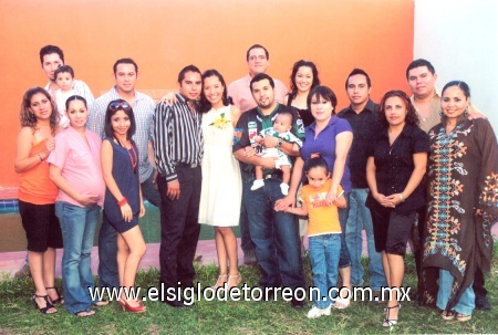 25092008
Diana y Jesús junto a los asistentes a su fiesta de despedida bíblica