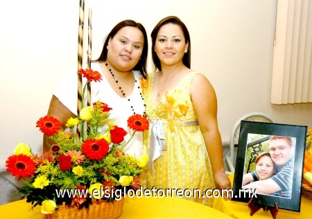 25092008
La novia junto a Monserrat Terrazas, organizadora del evento
